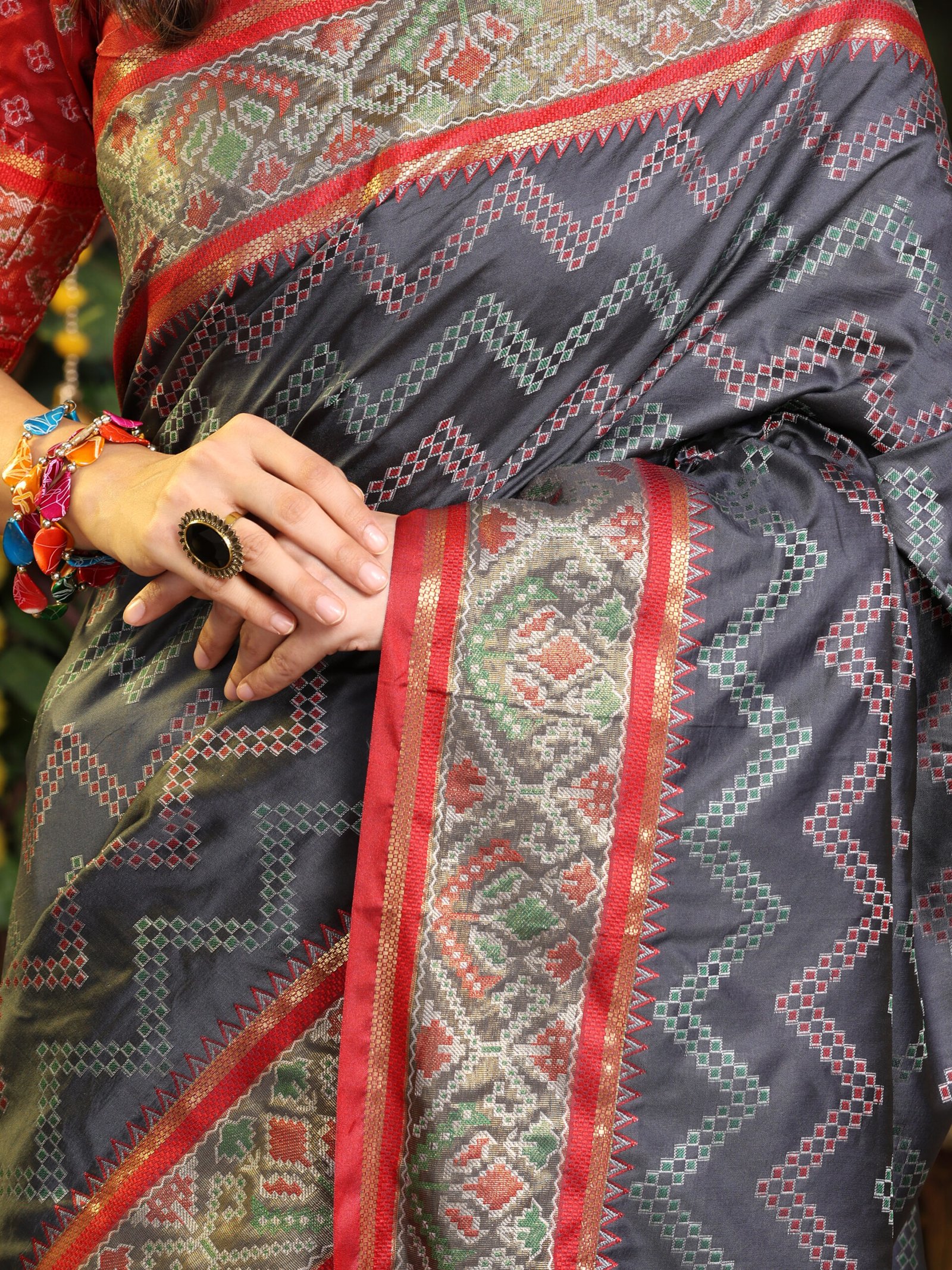 Banarasi Zik Zak Grey Printed Silk Saree - Image 5